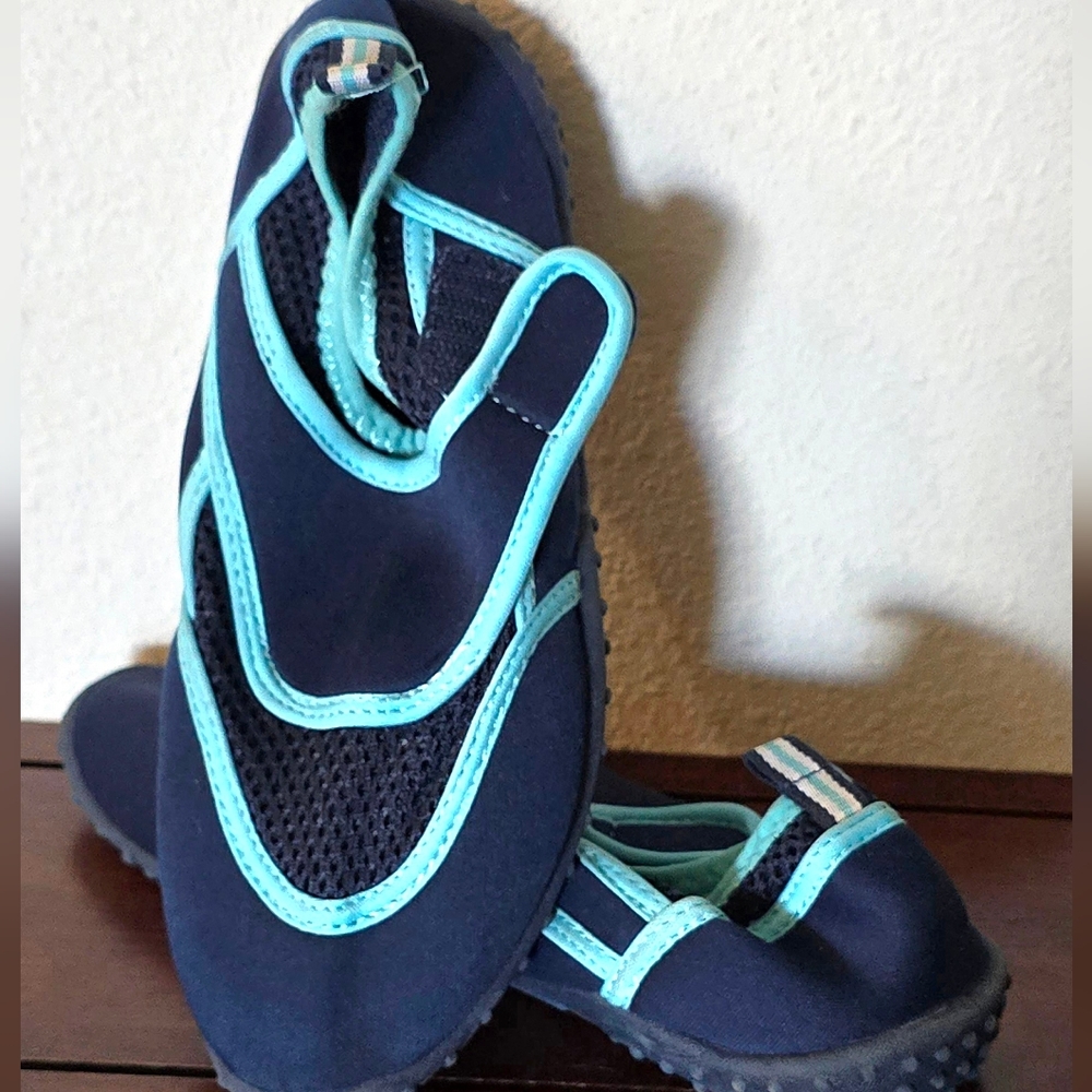 Kids Water Shoes Children's Place Size 2/3 Blue